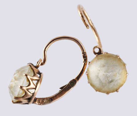 Серьги из золота (по клейму 56), содержат природные вставки из горного хрусталя